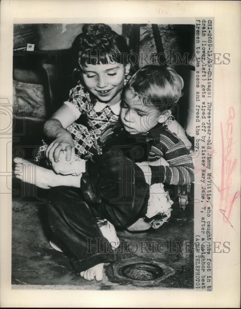 1948 Press Photo Chicago Jim McVittel, sister Mary after he was injured by drain - Historic Images