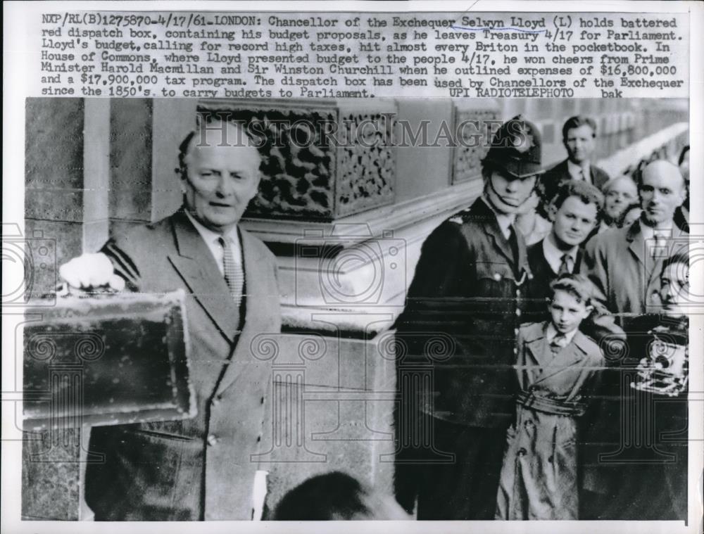 1961 Press Photo Chancellor of Exchequer Selwyn Lloyd holds a red dispatch box. - Historic Images