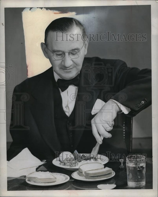 1945 Press Photo Ed Towlen of Detroit & knife-fork invention, fingers amputated - Historic Images