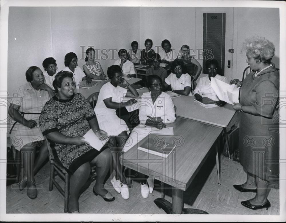 1967 Press Photo Health aides at Cuyahoga Comm. College, teacher Mrs V Morgan - Historic Images