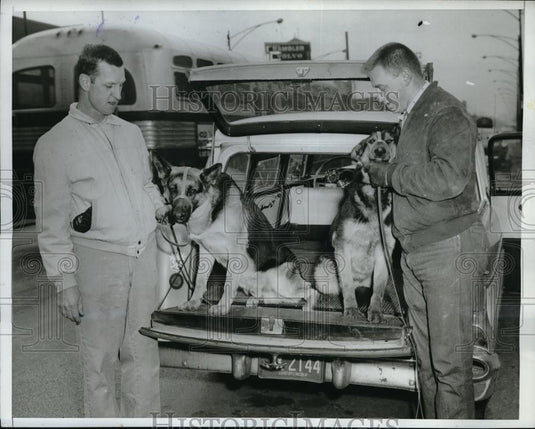 1961 Press Photo James Quigley and officer Daniel Lalowski - Historic Images