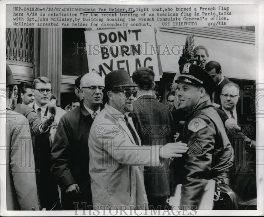 1967 Press Photo Police Sgt. John McKinley Arresting Eric Van Gelder In Chicago - Historic Images