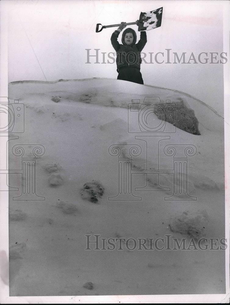 1968 Press Photo Janet Tuber of Cleveland, Ohio shoveling snow - Historic Images