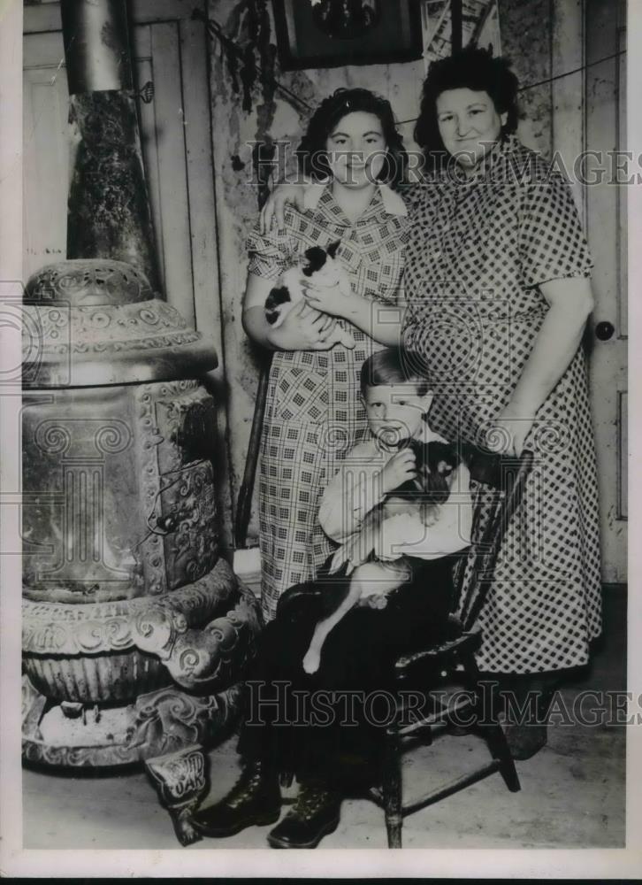 1937 Press Photo Cass County, Mich Mrs Ethel M Knapp &amp; kids at their farm house - Historic Images