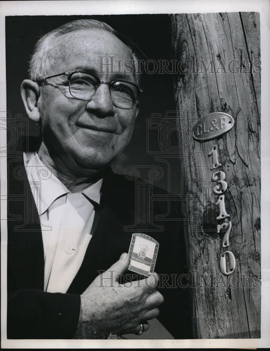 1958 Press Photo Tolland, Conn. Meyer Gross, ID badge & utility pole with same