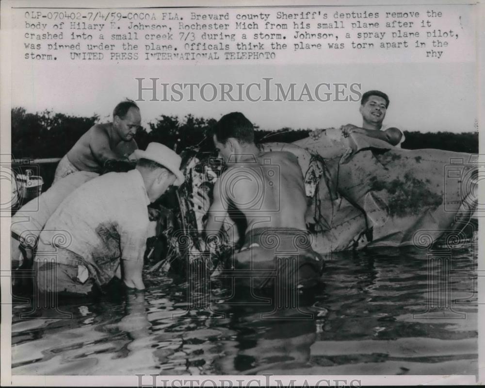 1959 Press Photo Cocoa, Fla. Brevard Co. Sheriffs at small plane wreckage - Historic Images