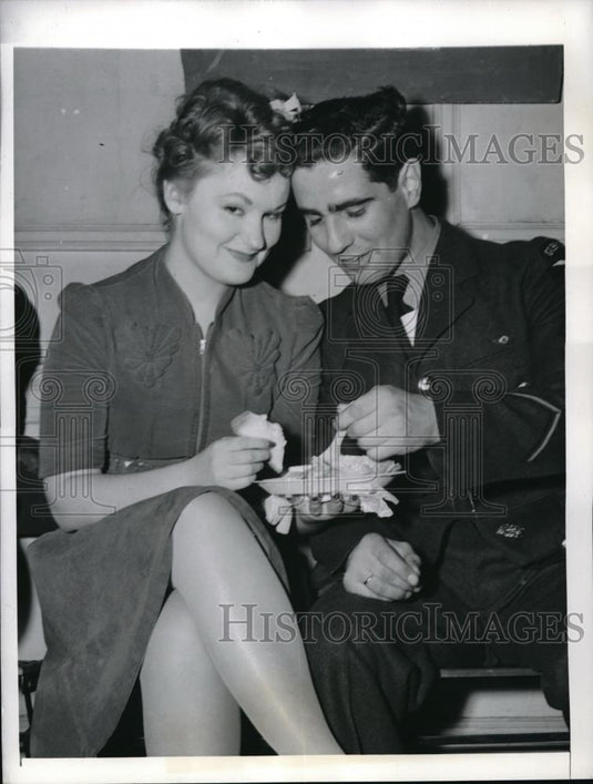 1942 Press Photo Penelope Hill of American Women's Volunteer Service dates pilot - Historic Images