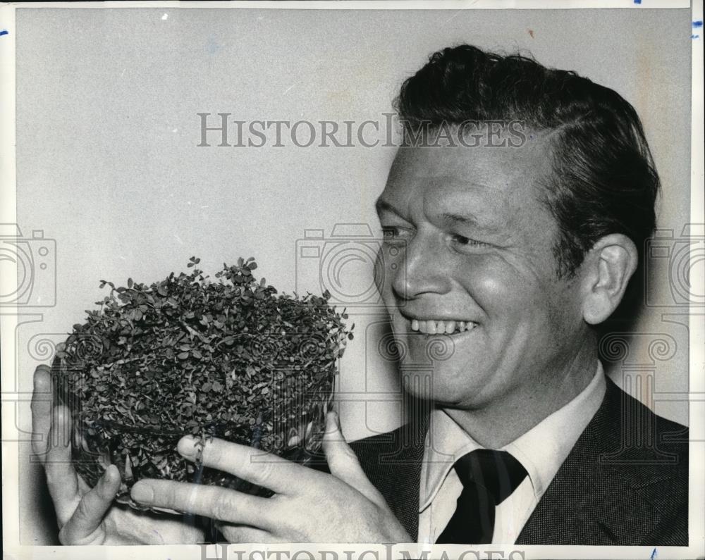 1969 Press Photo NYC Mayor john Lindsay & shamrocks for St Patrick's Day - Historic Images