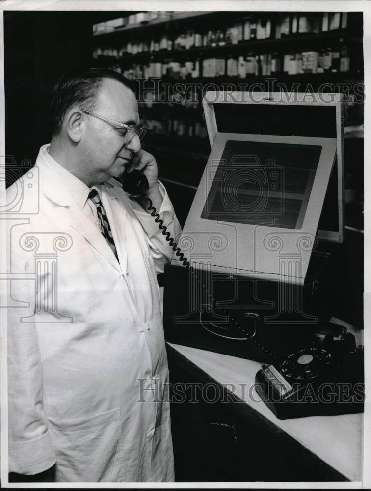 1967 Press Photo Louis Gdalmar & Chicago's Master Poison Control Center - Historic Images