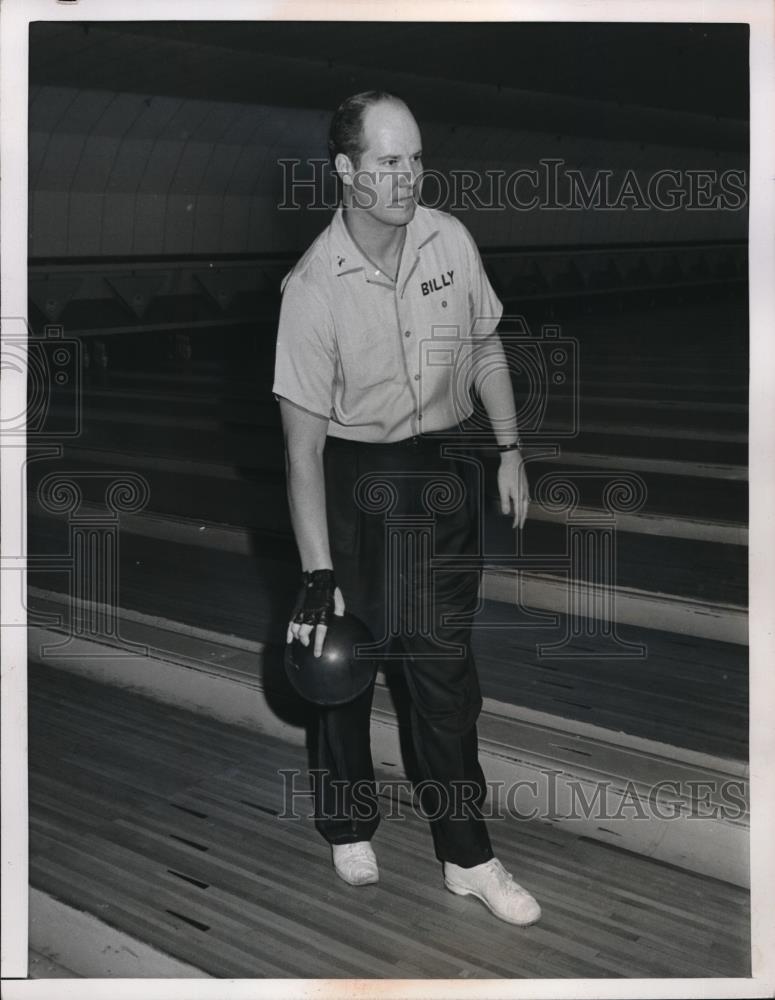 1966 Press Photo Billy Wadu stands with his bowling ball on a approoach - Historic Images