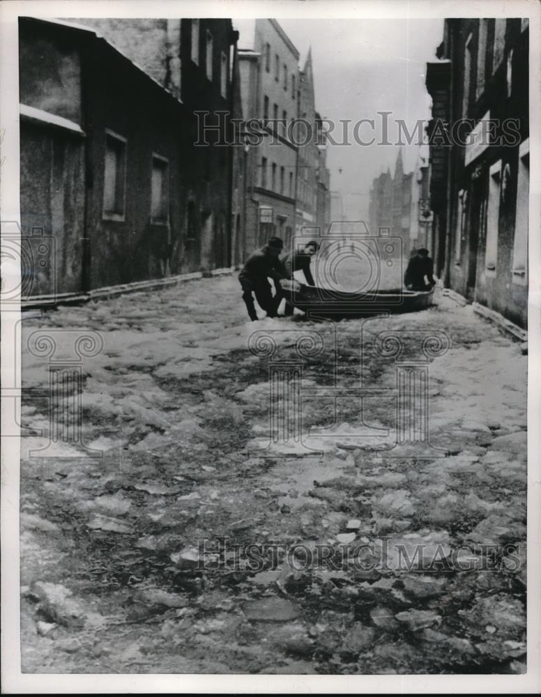 1956 Press Photo Vilshoffen, Germany frozen flood waters in town streets - Historic Images