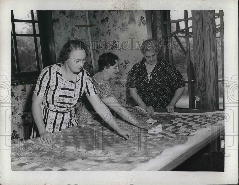 1940 Press Photo Mrs Geo Feathers, Mrs Geo Peer and Mrs L.S. Renkebile in church - Historic Images