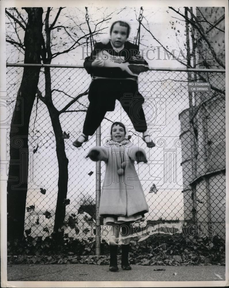 1959 Press Photo Susan &amp; Julie on swings at Leif Ericsson Park in Cleveland, Oh - Historic Images