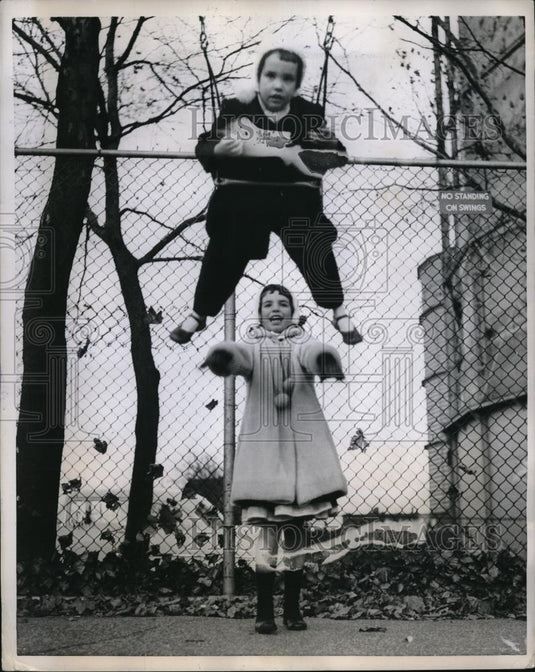 1959 Press Photo Susan & Julie on swings at Leif Ericsson Park in Cleveland, Oh - Historic Images