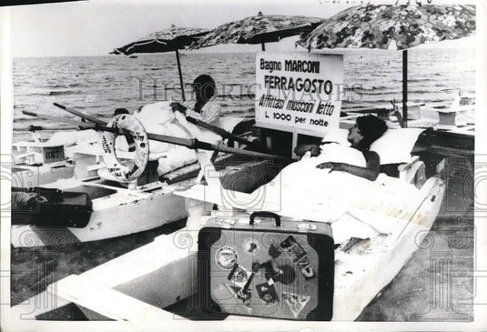 1971 Press Photo Hotel space limited tourists sleep in a boat for $1 a night - Historic Images