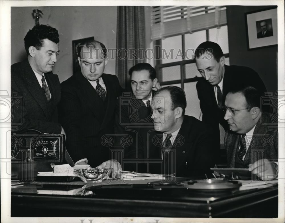 1941 Press Photo CIO Heads Listen to Pres. War Speech, Hogan, Quill, Gold - Historic Images