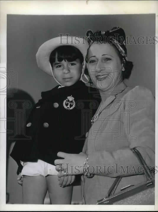 1941 Press Photo NYC, Mrs Marguerite Alexandrakis & son, wife of naval attache - Historic Images