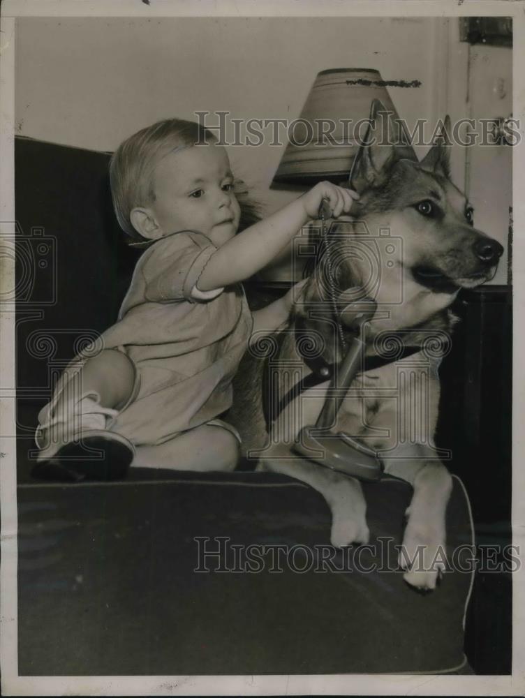 1937 Press Photo Frederick Thompson &amp; his pet dog at Long Island, NY home - Historic Images