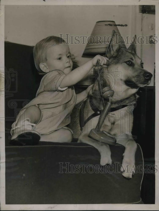 1937 Press Photo Frederick Thompson & his pet dog at Long Island, NY home - Historic Images