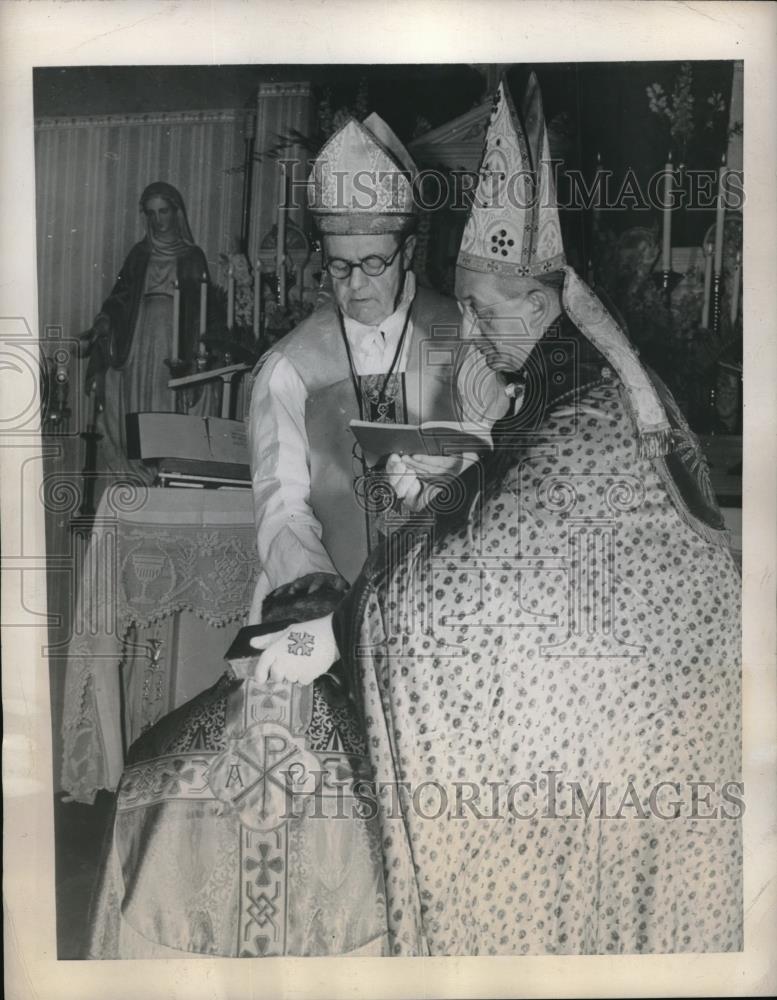 1946 Press Photo Phila, Pa. Rev Walter P Crossman consecrated by Rev A Haines - Historic Images