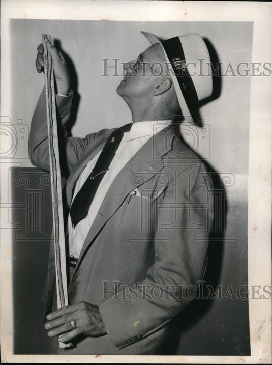 1948 Press Photo Ardmore, Md William Tinsman & almost 3 fott long bean he grew - Historic Images