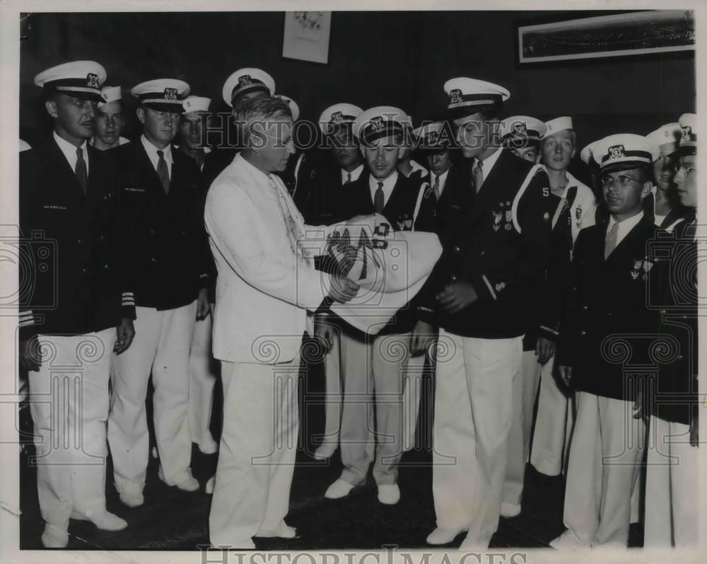 1936 Press Photo Gov. Alf Landon presenting flag to First Mate Art Turner - Historic Images