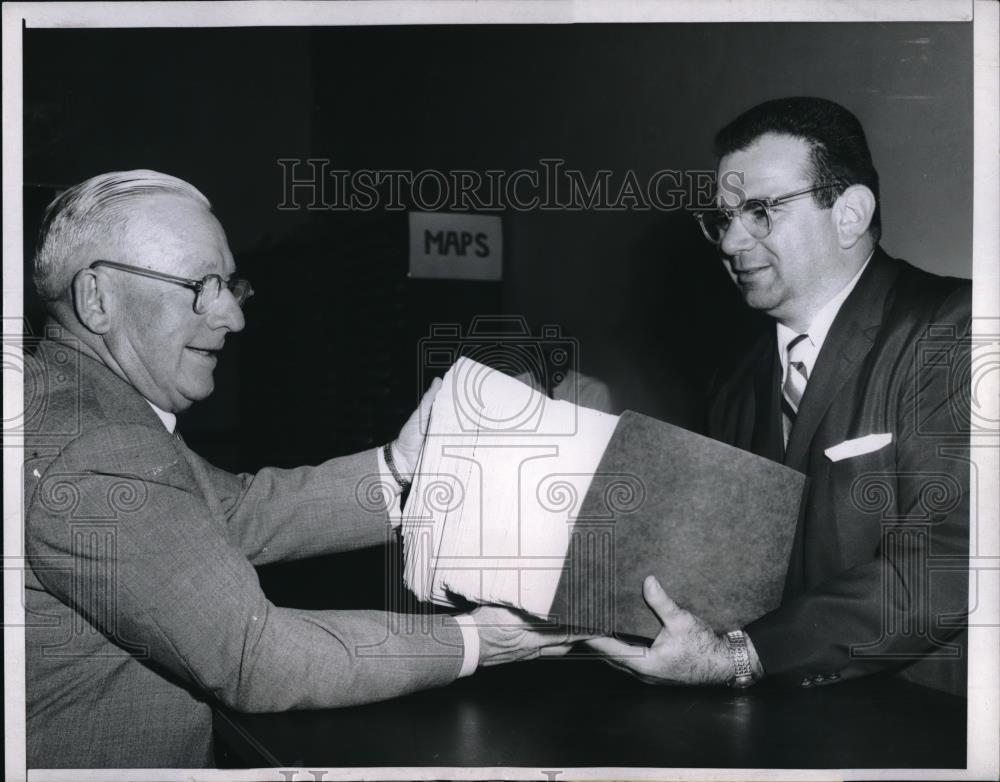 1958 Press Photo Chicago Detective Jack Muller &amp; clerk Geo. McCollom, elections - Historic Images