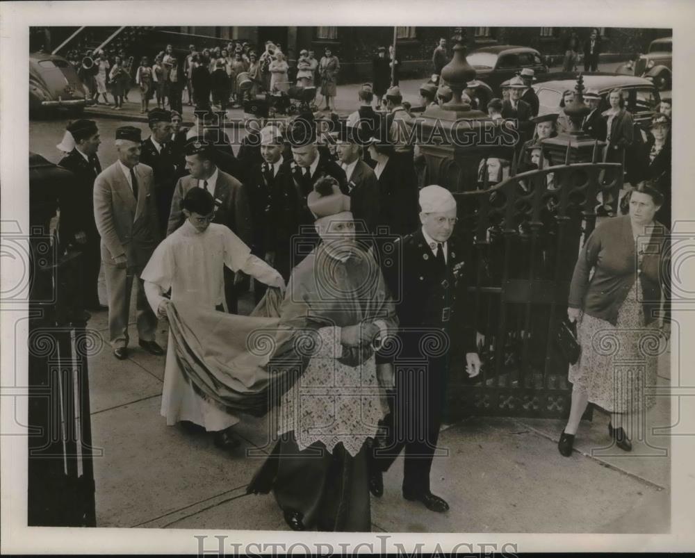 1938 Press Photo Most Rev Edmund Gibbons &amp; NY Legionaires, FC Love - Historic Images