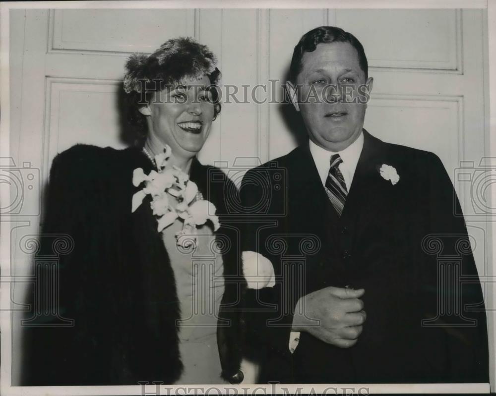 1940 Press Photo Mrs C Grayson of Red Cross, Geo. Harrison, Fed Reserve bank - Historic Images