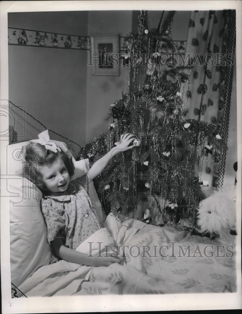 1944 Press Photo Aurora, Ill. leukemia victim Pat Attaway at home for Xmas - Historic Images