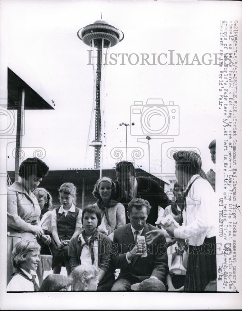 1962 Press Photo Soviet cosmonaut German Titov with Camp Fire Girls at fair - Historic Images