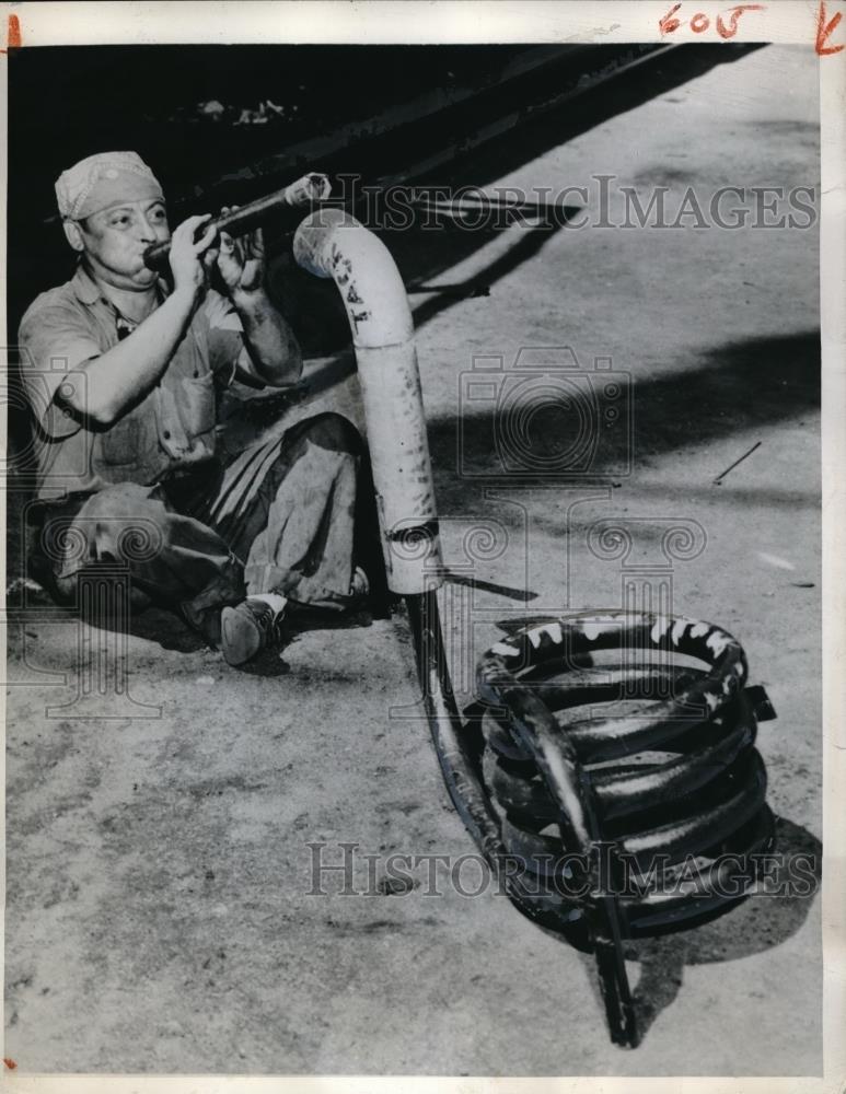 1945 Press Photo Alexander Feldman Worker At US Steel Federal Shipyard - Historic Images