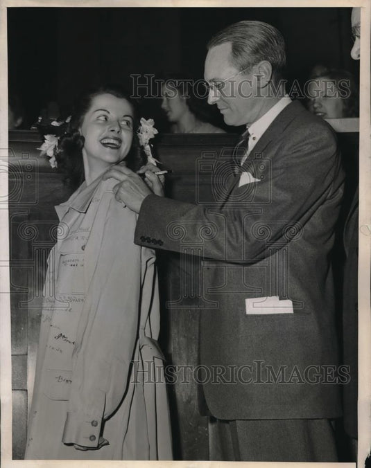 1944 Press Photo NYC, "Maid of Cotton" Linwood Gisclara, Eric Alliot - Historic Images