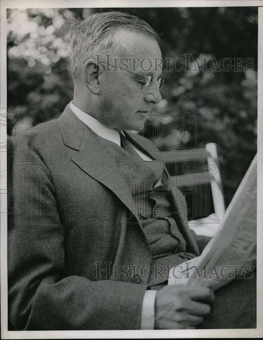 1936 Press Photo Man Reads Newspaper Outside - Historic Images