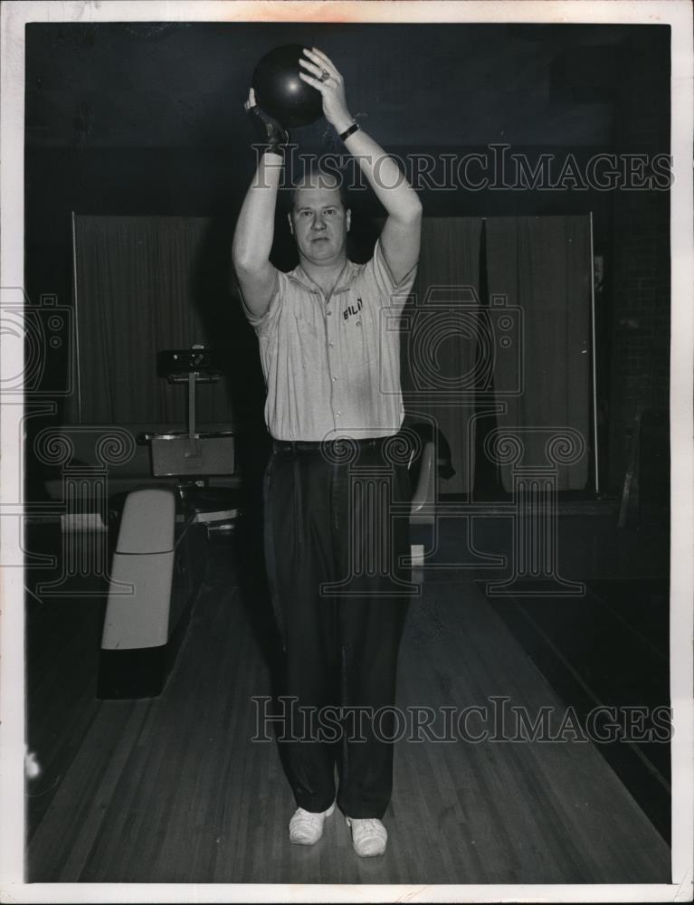 1966 Press Photo Bowler Billy Walu demonstrates his technique - Historic Images