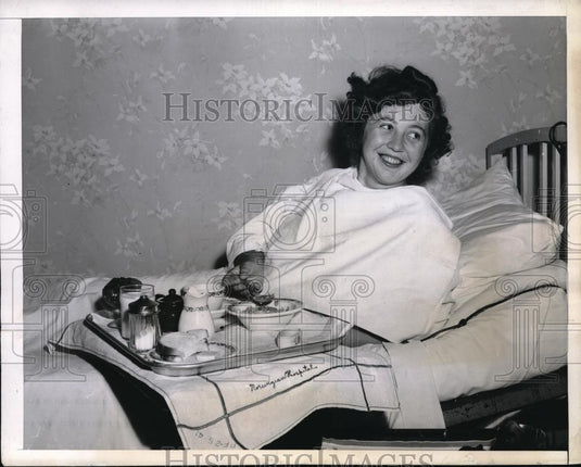 1944 Press Photo NYC, Mrs Audrey Apman learns stillborn baby is now breathing - Historic Images