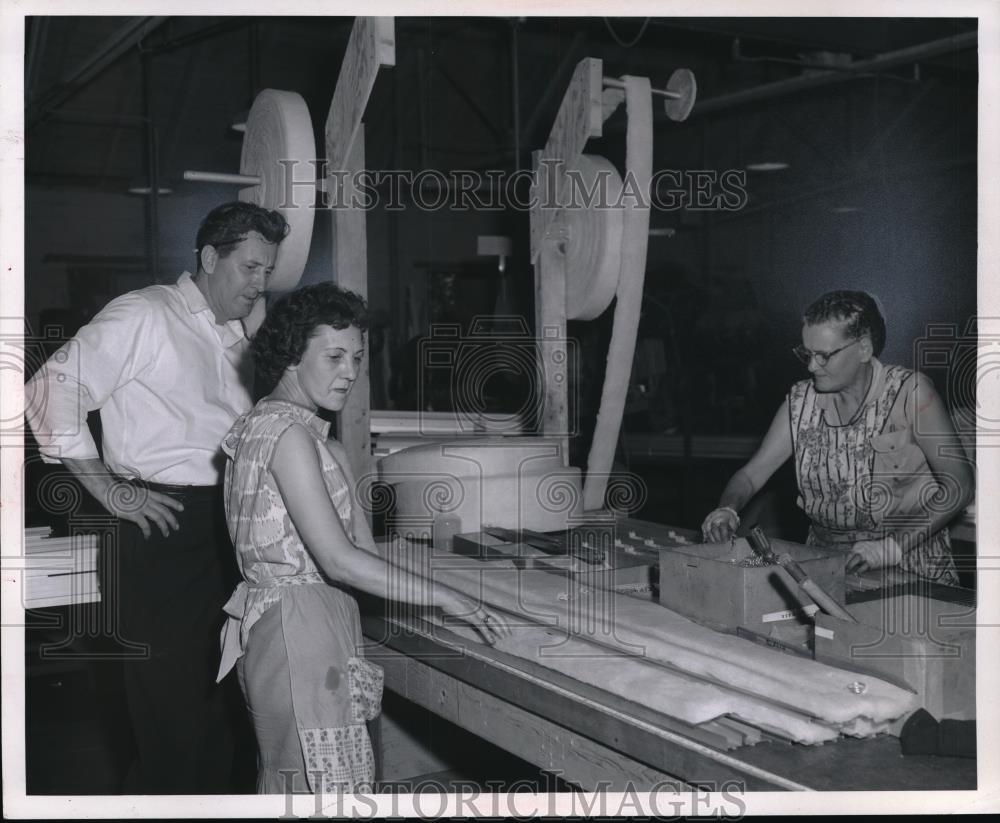 Press Photo Women at work on a fabrication line at Nu-Sash, Barberton - Historic Images