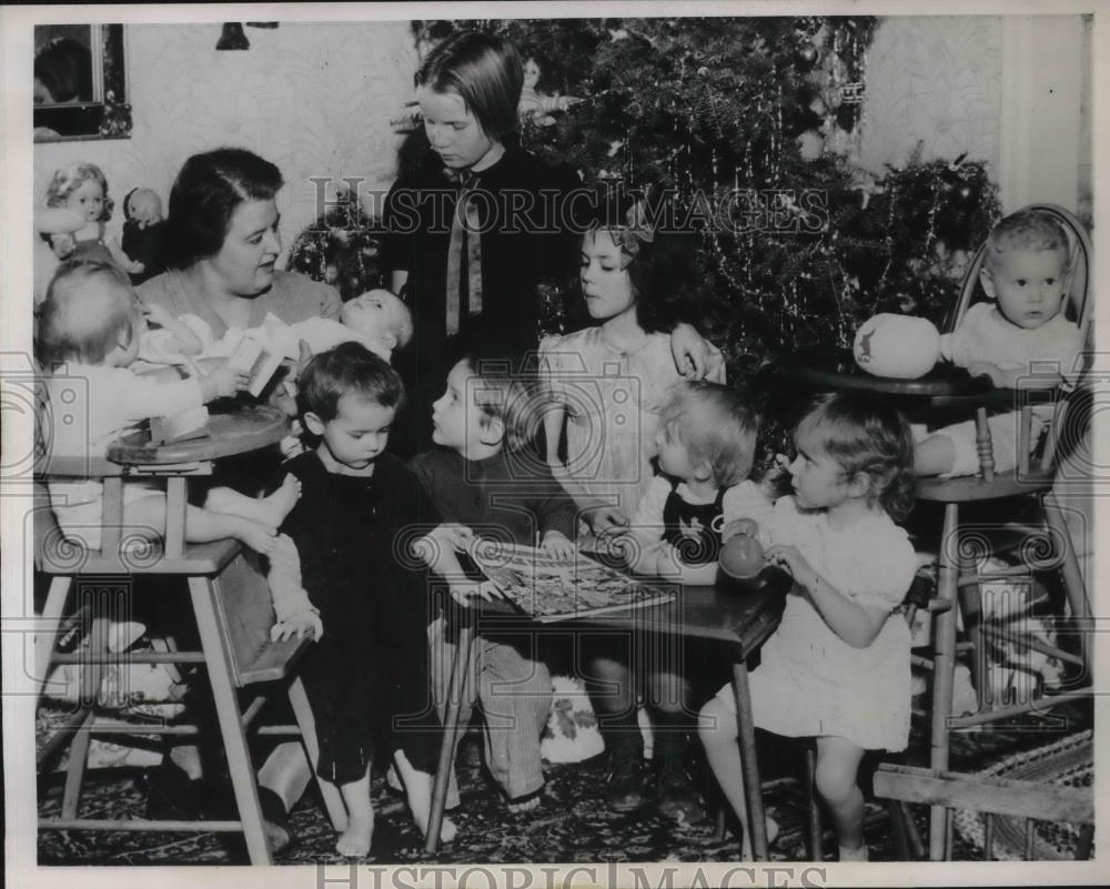 1944 Press Photo Mrs Martin Arneson of St Paul, Minn &amp; 10 kids boarding there - Historic Images