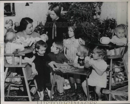 1944 Press Photo Mrs Martin Arneson of St Paul, Minn & 10 kids boarding there - Historic Images