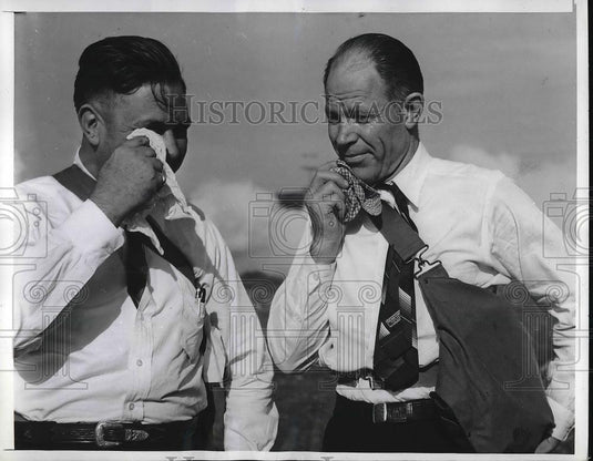 1940 Press Photo Lt AW Willey & Thomas Daniels of sheriffs office - Historic Images