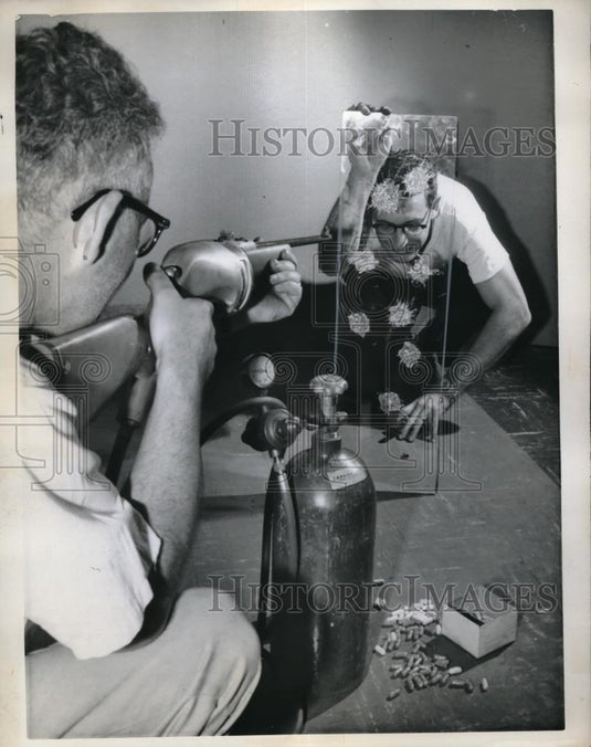 1963 Press Photo Sy Ellehorn & Gilbert Siedman Demonstrate Air Gun - Historic Images