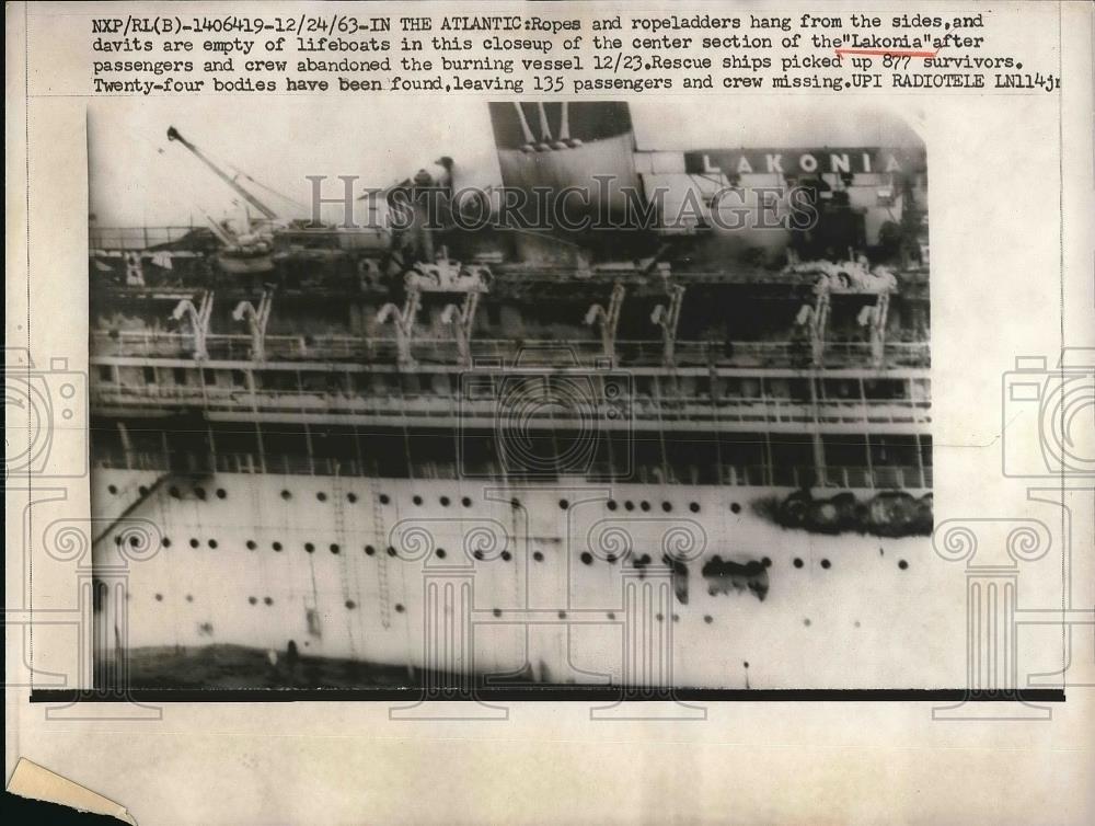 1963 Press Photo Ship (Lakonia) abandoned after a fire in the Atlantic - Historic Images