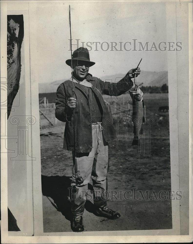 1928 Press Photo Man holding fish that he caught - Historic Images