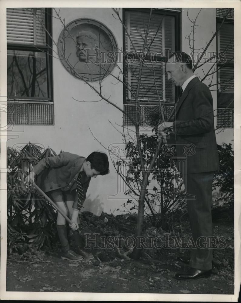 1940 Press Photo George Douglas Hofe, Richard Rothschild Conservationist - Historic Images