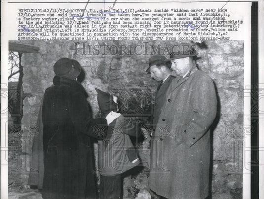 1957 Press Photo Rockford, Ill L Toll & cops, hidden cave where she was held - Historic Images
