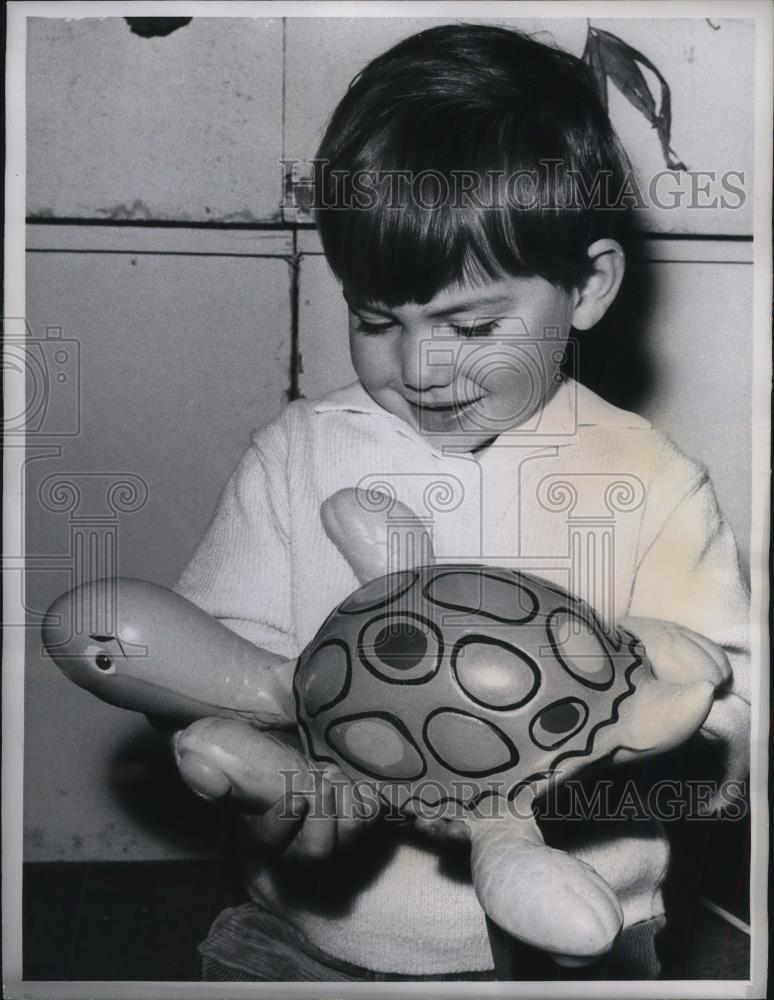 1960 Press Photo Paris, France young boy &amp; inflatible rubber tortoise - Historic Images