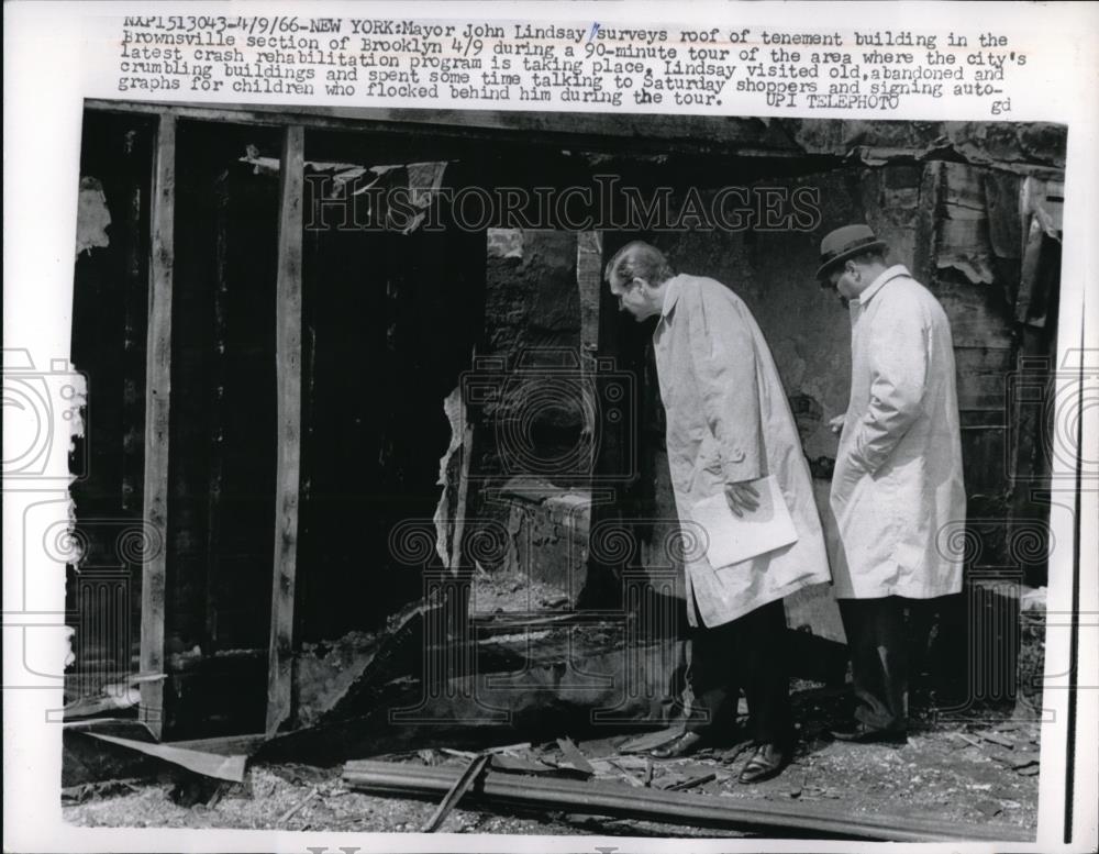 1966 Press Photo NYC Mayor John Lindsay tours Brooklyn site for bldg rehab - Historic Images