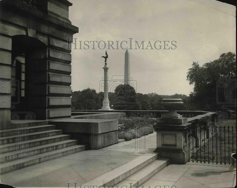 1925 Press Photo The front steps of the Department of State with monuments. - Historic Images