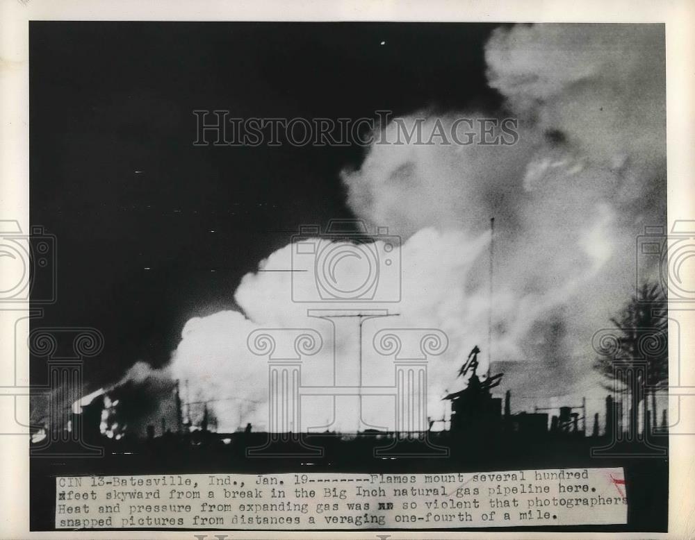 1949 Press Photo Flames Shoot Several Hundred Feet Out of Big Inch Pipeline - Historic Images
