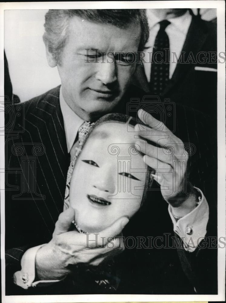 1971 Press Photo Toyko NYC Mayor John Lindsay &amp; a Japanese mask - Historic Images